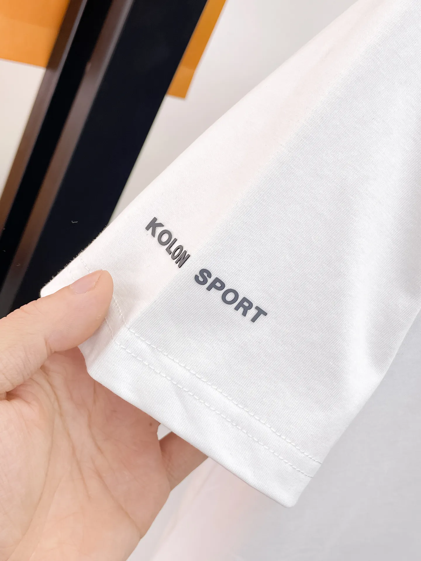 Kolon's top products🐮2026 Spring and Summer New Arrival first counter, the latest New Arrival short-sleeved round neck T-shirt Premium customized design, avant-garde and fashionable! Brand logo heavy craftsmanship design Premium custom-made gram fabric. Soft to the touch. Comfortable to wear. Counter-level exquisite stitching. Fine workmanship. The upper body effect is incomparably handsome! A must-have item for a stylish man! Sizes:M-XXXL